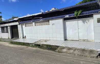 Imagem: A casa possui 3 Dormitórios, 1 Banheiro, 2 Vagas na garagem