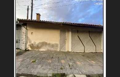 Imagem: A casa possui 4 Dormitórios, 1 Banheiro, 300m² de Área e