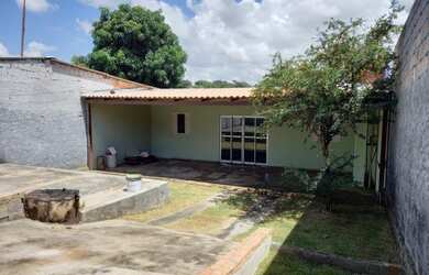 Imagem: A casa possui 2 Dormitórios, 1 Banheiro, 2 Vagas na garagem