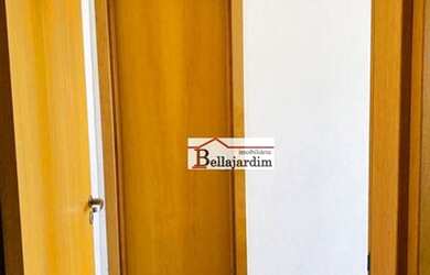 Imagem: O apartamento possui 3 Dormitórios, 1 Banheiro, 2 Vagas na