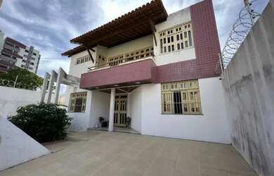 Imagem: A casa possui 3 Dormitórios, 4 Banheiros, 2 Vagas na garagem