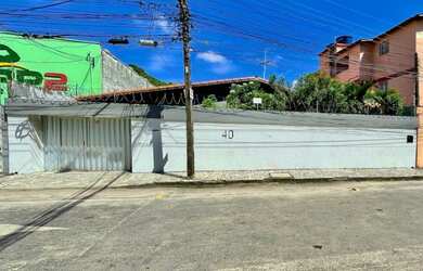 Imagem: A casa possui 4 Dormitórios, 3 Banheiros, 3 Vagas na garagem
