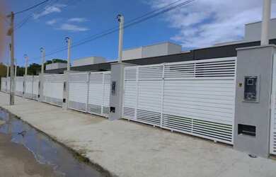 Imagem: A casa possui 2 Dormitórios, 2 Banheiros, 2 Vagas na garagem