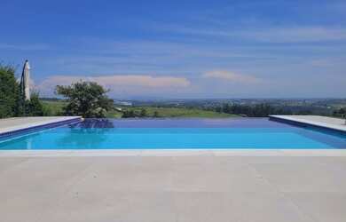 Imagem: A casa em condomínio possui 4 Dormitórios, 5 Banheiros, 3