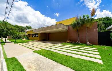 Imagem: A casa possui 5 Dormitórios, 5 Banheiros, 5 Vagas na garagem