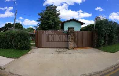 Imagem: A casa possui 3 Dormitórios, 2 Banheiros, 1 Vaga na garagem