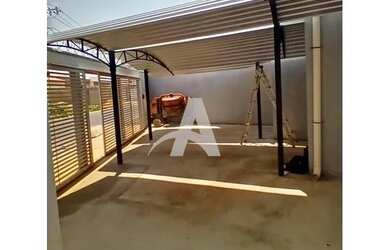 Imagem: A casa possui 2 Dormitórios, 1 Banheiro, 1 Vaga na garagem