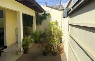 Imagem: A casa possui 4 Dormitórios, 5 Banheiros, 2 Vagas na garagem