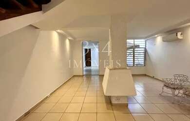 Imagem: A casa possui 3 Dormitórios, 3 Banheiros, 2 Vagas na garagem