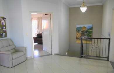 Imagem: A casa possui 4 Dormitórios, 3 Banheiros, 2 Vagas na garagem