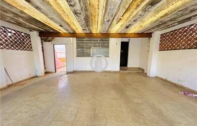 Imagem: A casa possui 3 Dormitórios, 1 Banheiro, 2 Vagas na garagem