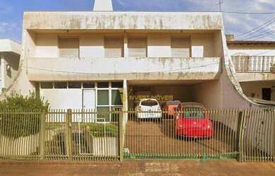 Imagem: A casa possui 4 Dormitórios, 2 Banheiros, 4 Vagas na garagem