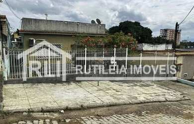 Imagem: A casa possui 3 Dormitórios, 2 Banheiros, 4 Vagas na garagem