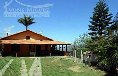 Imagem: A casa possui 3 Dormitórios, 2 Banheiros, 800m² de Área e