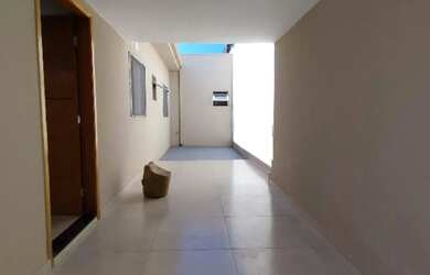 Imagem: A casa possui 3 Dormitórios, 2 Banheiros, 2 Vagas na garagem