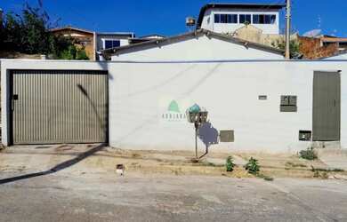 Imagem: A casa possui 2 Dormitórios, 1 Banheiro, 1 Vaga na garagem