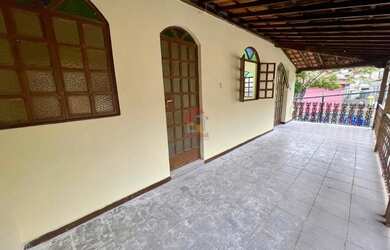 Imagem: A casa possui 4 Dormitórios, 1 Banheiro, 2 Vagas na garagem