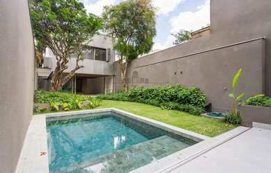 Imagem: A casa possui 4 Dormitórios, 5 Banheiros, 4 Vagas na garagem