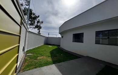 Imagem: A casa possui 3 Dormitórios, 2 Banheiros, 2 Vagas na garagem