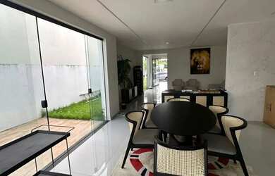 Imagem: A casa possui 4 Dormitórios, 5 Banheiros, 2 Vagas na garagem