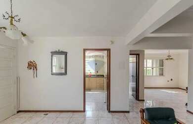 Imagem 4: Casa ampla 2 andares com 3 dormitórios e suíte no bairro Duque De Caxias