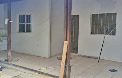 Imagem: A casa possui 3 Dormitórios, 1 Banheiro, 2 Vagas na garagem