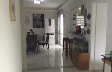 Imagem: A casa possui 3 Dormitórios, 3 Banheiros, 4 Vagas na garagem