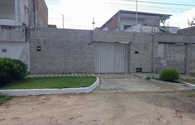 Imagem: A casa possui 3 Dormitórios, 2 Banheiros, 2 Vagas na garagem