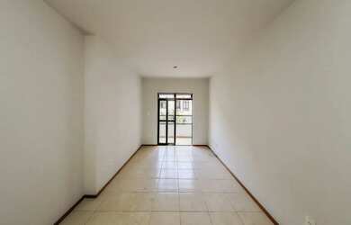 Imagem: O apartamento possui 3 Dormitórios, 1 Banheiro, 2 Vagas na