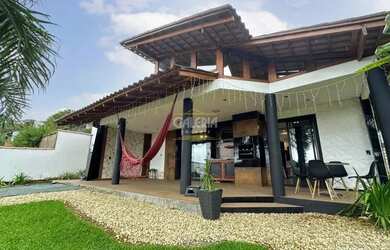 Imagem: A casa possui 2 Dormitórios, 3 Banheiros, 1 Vaga na garagem