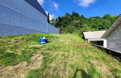 Imagem: O terreno possui 360m² de Área e está localizado em Vinhedos