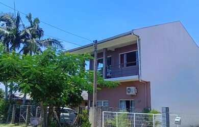 Imagem: A casa possui 3 Dormitórios, 2 Banheiros, 1 Vaga na garagem