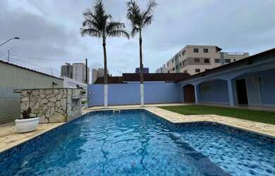 Imagem: A casa possui 2 Dormitórios, 3 Banheiros, 4 Vagas na garagem