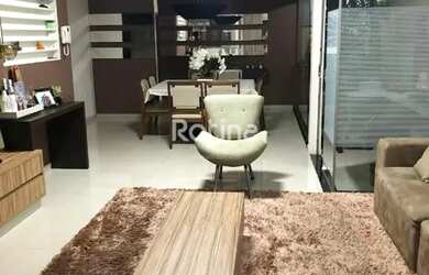 Imagem: A casa possui 4 Dormitórios, 4 Banheiros, 2 Vagas na garagem