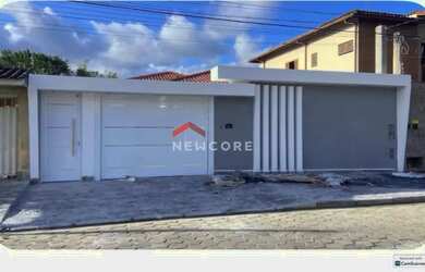 Imagem: A casa possui 3 Dormitórios, 2 Banheiros, 4 Vagas na garagem