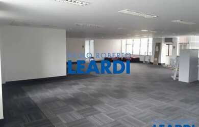 Imagem: O depósito possui 3 Vagas na garagem e 177m² de Área e está