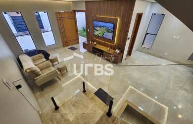 Imagem: A casa possui 3 Dormitórios, 5 Banheiros, 2 Vagas na garagem