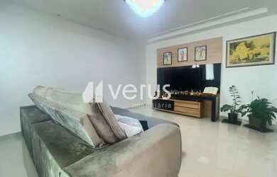 Imagem: A casa possui 3 Dormitórios, 3 Banheiros, 2 Vagas na garagem