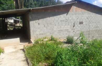 Imagem: A chácara possui 1500m² de Área e Varanda e está localizado