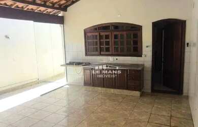 Imagem: A casa possui 4 Dormitórios, 4 Banheiros, 2 Vagas na garagem