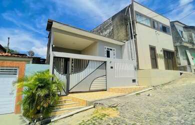 Imagem: A casa possui 2 Dormitórios, 2 Banheiros, 1 Vaga na garagem