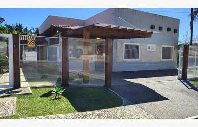 Imagem: A casa possui 4 Dormitórios, 5 Banheiros, 2 Vagas na garagem