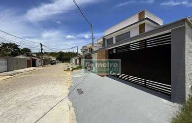 Imagem: A casa possui 3 Dormitórios, 2 Banheiros, 1 Vaga na garagem