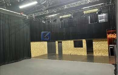 Imagem: O depósito possui 5 Vagas na garagem, 349m² de Área e está