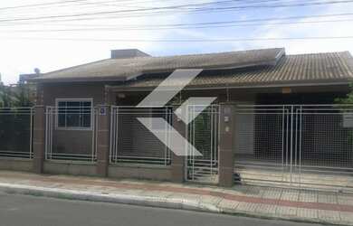 Imagem: A casa possui 3 Dormitórios, 2 Banheiros, 2 Vagas na garagem