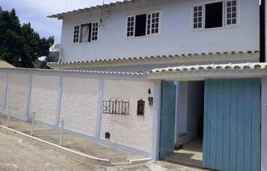 Imagem: A casa possui 5 Dormitórios, 2 Banheiros, 2 Vagas na garagem