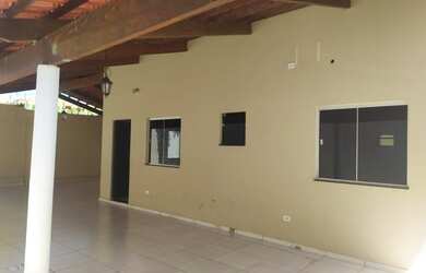 Imagem: A casa possui 3 Dormitórios, 2 Banheiros, 2 Vagas na garagem