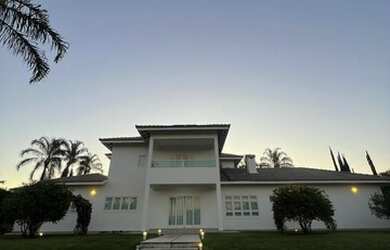 Imagem: A casa em condomínio possui 5 Dormitórios, 5 Banheiros, 2