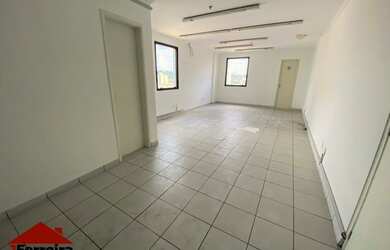 Imagem: O depósito possui 2 Vagas na garagem, 77m² de Área e está