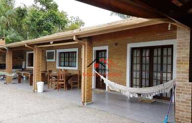 Imagem: A casa possui 4 Dormitórios, 3 Banheiros, 5 Vagas na garagem